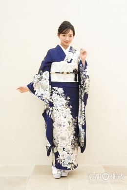 CO-130　本間愛波　黒　濃紺　牡丹　大花　振袖　七宝繋ぎ　成人の日　成人式　二十歳の集い