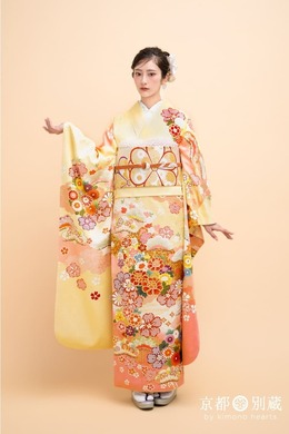 KM-1　大西陽羽 　黄色　クリーム色　淡黄色　ピンク　パステルカラー　桜　牡丹　松　菊　伝統古典　振袖　成人の日　成人式　二十歳の集い