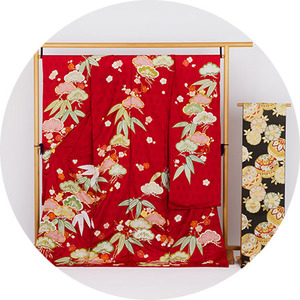 振袖に合わせる華やかな刺繍入りのバッグと白い厚底の草履