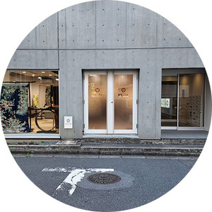 振袖の帯が飾られた店舗の入り口。表参道 志染庵の看板が見える