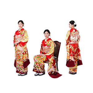 赤い振袖を着用した女性の、正面・座り・後ろ姿の3方向からのショット