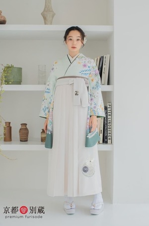 花が舞う水色の二尺袖に刺繍の袴をコーディネート　卒業式　