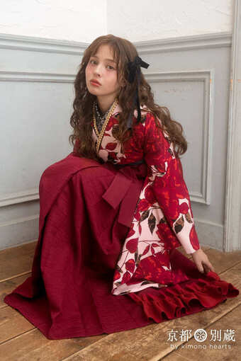 【ハカマ】NKH-138：RH-99 ピンク地に赤い薔薇が舞う二尺袖にフリル付きの赤い袴を合わせたとってもかわいい卒業式の装い 加藤ナナ 卒業式の袴レンタル 京都 別蔵 横浜 五条 表参道 志染庵