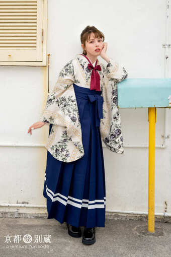 卒業式は可憐な袴スタイルで。アンティークローズ柄の白い二尺袖（NKH362）と白のラインが入った紺袴をコーディネート。加藤ナナ