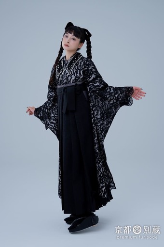 黒の総レースが美しい振袖にシンプルな黒の袴をコーディネート。京都別蔵　五条別蔵　横浜別蔵　ハカマ　卒業式　