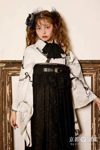 【ハカマ】HN-51：MTH-2 リボン柄の白い二尺袖とレースの黒袴のモノトーンコーデ 加藤ナナ 卒業式の袴レンタル 京都 別蔵 横浜 五条 表参道 志染庵