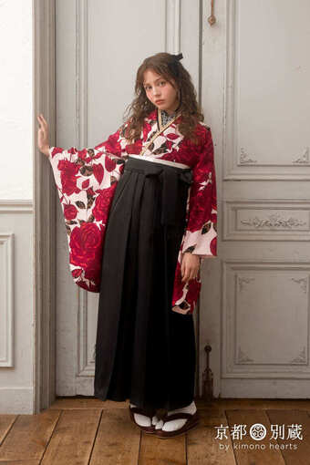 NKH-138：黒袴 薔薇柄・ピンク色の洋風デザインの二尺袖×黒の袴。 加藤ナナ 卒業式の袴レンタル 京都 別蔵 横浜 五条 表参道 志染庵