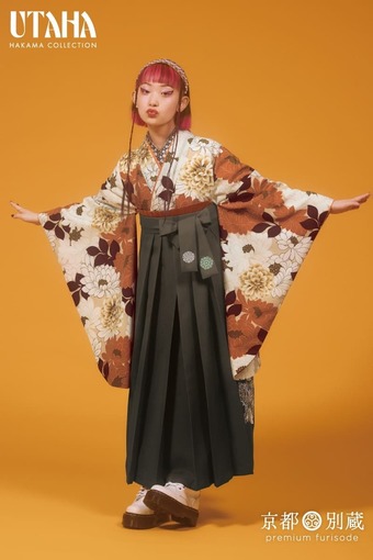 さまざまなタッチで描かれた花柄の二尺袖に、渋い深緑色の袴をコーディネート。京都別蔵　五条別蔵　横浜別蔵　ハカマ　卒業式　