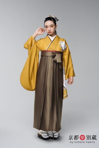 【ハカマ】NW-C6：茶色 からし色の二尺袖に茶色の袴を合わせた卒業式スタイル 弓ライカ 卒業式の袴レンタル 京都 別蔵 横浜 五条 表参道 志染庵