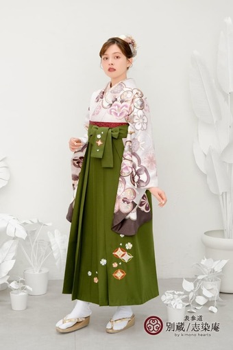 梅柄の白い二尺袖と刺繍入り抹茶色の袴　加藤ナナ【ハカマ】キモノ:N-KT1　ハカマ:抹茶七宝 卒業式の袴レンタル 別蔵  表参道 志染庵