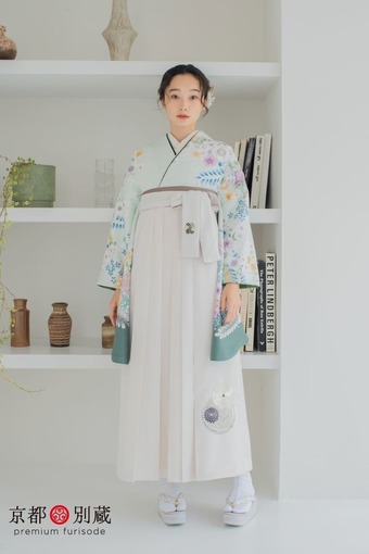 花が舞う水色の二尺袖に刺繍の袴をコーディネート　卒業式　