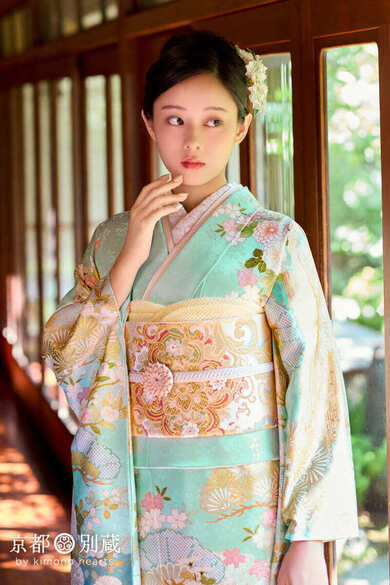 CO-142　佐藤不二子　緑　エメラルドグリーン　パステルグリーン　桜　菊　牡丹　松　花　雲取り　振袖　成人の日　成人式　京都別蔵　横浜別蔵　表参道志染庵