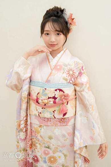 CO-143　本間愛波　ベビーピンク　赤紫　菊　牡丹　桜　雲取り　手毬　松　振袖　成人の日　成人式　京都別蔵　横浜別蔵　表参道志染庵