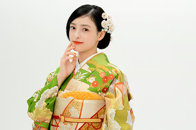 緑色の振袖を着た女性