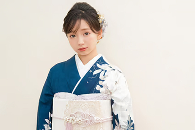 青色の振袖を着た女性