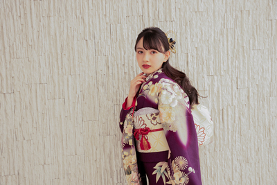 レガントな紫の振袖に身を包んだ、大人っぽく洗練された写真