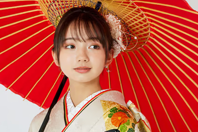 和傘を持った振袖姿の女性