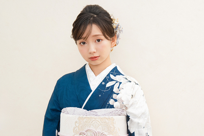 青地に白い花柄の振袖を着た女性