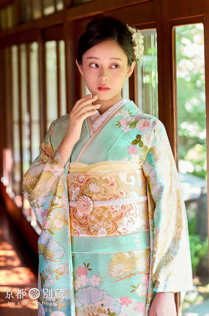 CO-142　佐藤不二子　緑　エメラルドグリーン　パステルグリーン　桜　菊　牡丹　松　花　雲取り　振袖　成人の日　成人式　京都別蔵　横浜別蔵　表参道志染庵