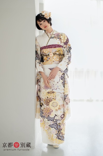 CO-133　三嶋ひな　白　クリーム色　菊　貝桶　小花　振袖　七宝繋ぎ　成人の日　成人式　二十歳の集い