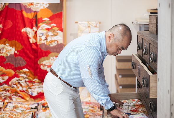 振袖を確認する着物店のスタッフ
