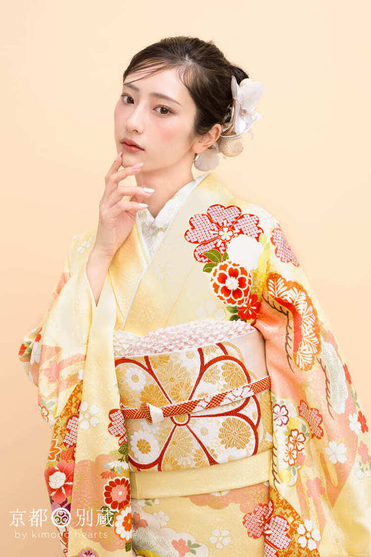 KM-1　大西陽羽 　黄色　クリーム色　淡黄色　ピンク　パステルカラー　桜　牡丹　松　菊　伝統古典　振袖　成人の日　成人式　二十歳の集い