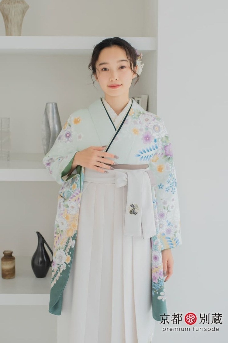 花が舞う水色の二尺袖に刺繍の袴をコーディネート　卒業式　