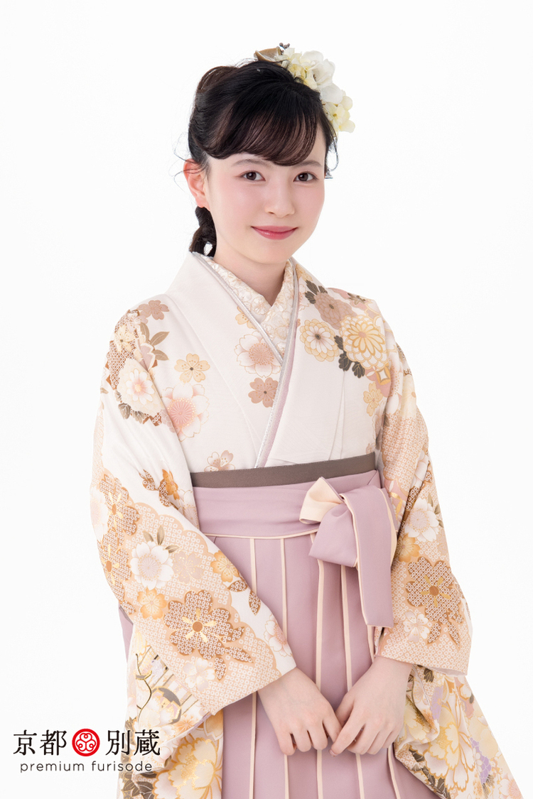 くすみピンク　クリーム色　ベージュ　古典　花柄　河村ここあ 【卒業式の袴レンタル】【京都五条別蔵】 【横浜別蔵】 【表参道志染庵】　袴　卒業式　卒業袴　