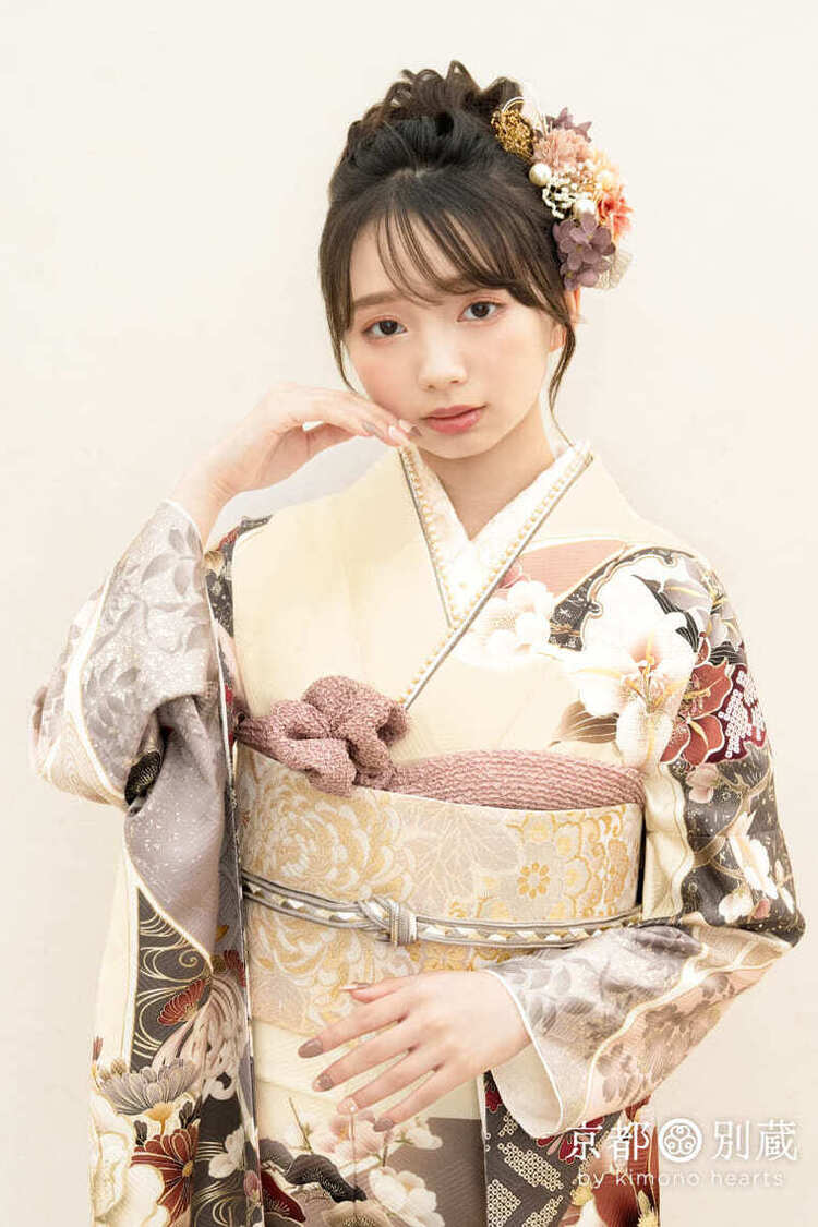 CO-144　本間愛波　牡丹　花　白　ベージュ　クリーム色　アイボリー　くすみカラー　振袖　成人の日　成人式　京都別蔵　横浜別蔵　表参道志染庵