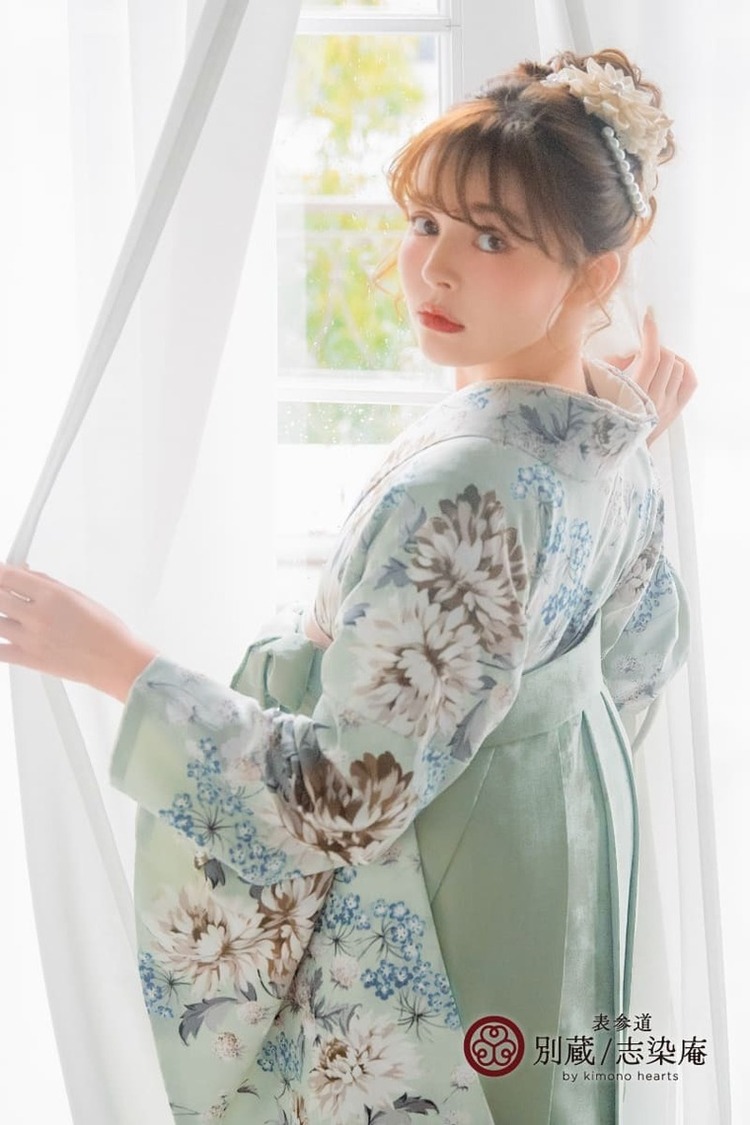 洋風の花柄の二尺袖と淡い水色の袴　加藤ナナ【ハカマ】キモノ:NFS-86　ハカマ:TA-K1 卒業式の袴レンタル 別蔵  表参道 志染庵