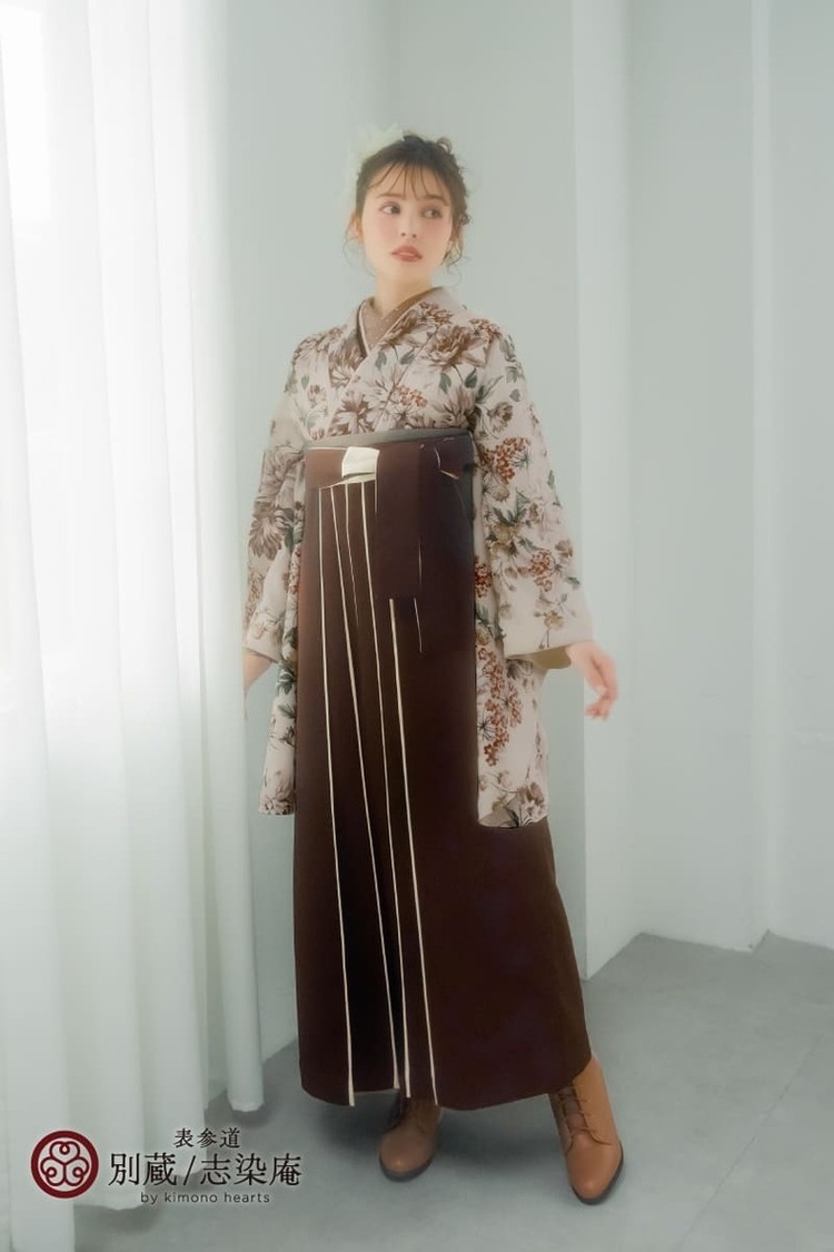 洋風の花柄の二尺袖と茶色の袴　加藤ナナ【ハカマ】キモノ:NFS-85　ハカマ:KM-P4 卒業式の袴レンタル 別蔵  表参道 志染庵