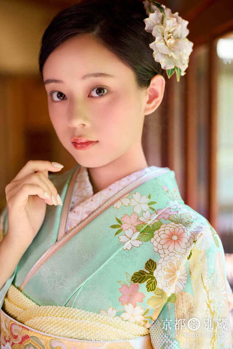 CO-142　佐藤不二子　緑　エメラルドグリーン　パステルグリーン　桜　菊　牡丹　松　花　雲取り　振袖　成人の日　成人式　京都別蔵　横浜別蔵　表参道志染庵