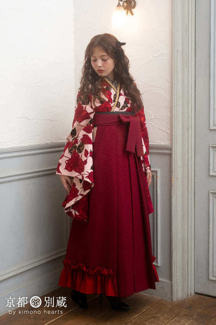 【ハカマ】NKH-138：RH-99 ピンク地に赤い薔薇が舞う二尺袖にフリル付きの赤い袴を合わせたとってもかわいい卒業式の装い 加藤ナナ 卒業式の袴レンタル 京都 別蔵 横浜 五条 表参道 志染庵