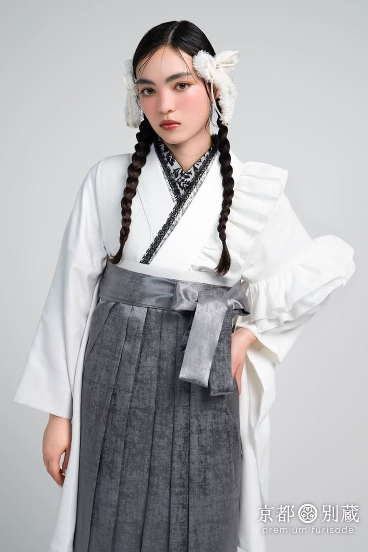 白　グレー　モノトーン　フリル　洋風　ヴィラットあやめ　【卒業式の袴レンタル】【京都五条別蔵】 【横浜別蔵】 【表参道志染庵】　袴　卒業式　卒業袴　ハカマに　NMR-3 WK-111