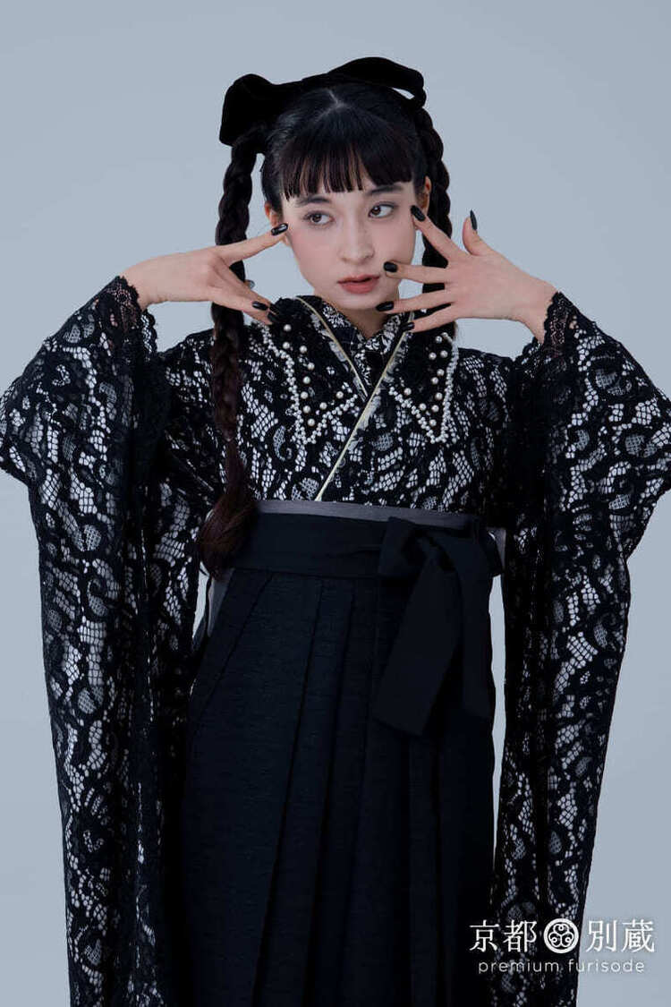 黒の総レースが美しい振袖にシンプルな黒の袴をコーディネート。京都別蔵　五条別蔵　横浜別蔵　ハカマ　卒業式　