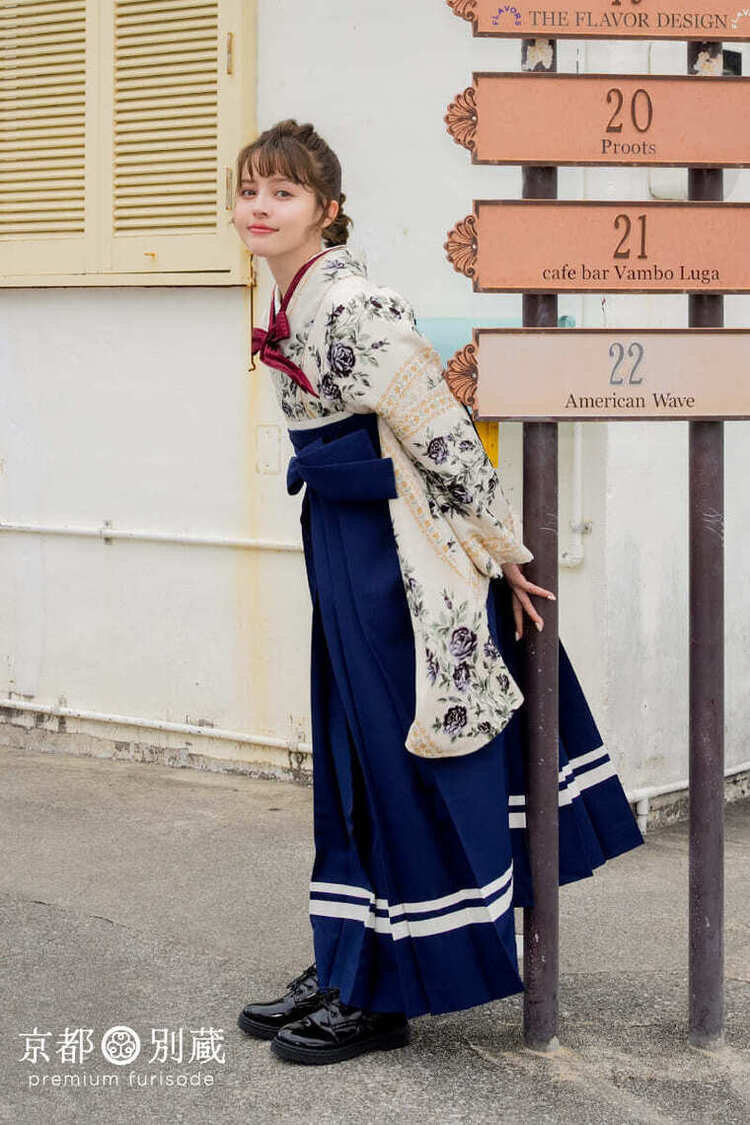 卒業式は可憐な袴スタイルで。アンティークローズ柄の白い二尺袖（NKH362）と白のラインが入った紺袴をコーディネート。加藤ナナ