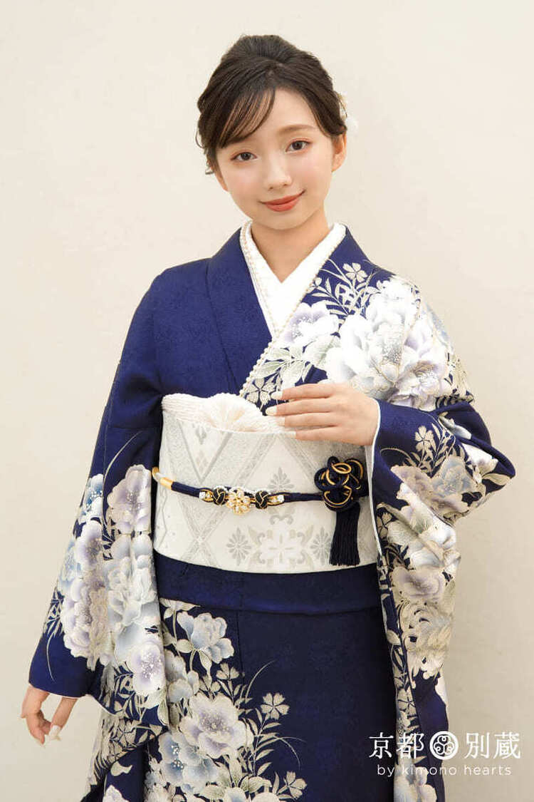 CO-130　本間愛波　黒　濃紺　牡丹　大花　振袖　七宝繋ぎ　成人の日　成人式　二十歳の集い