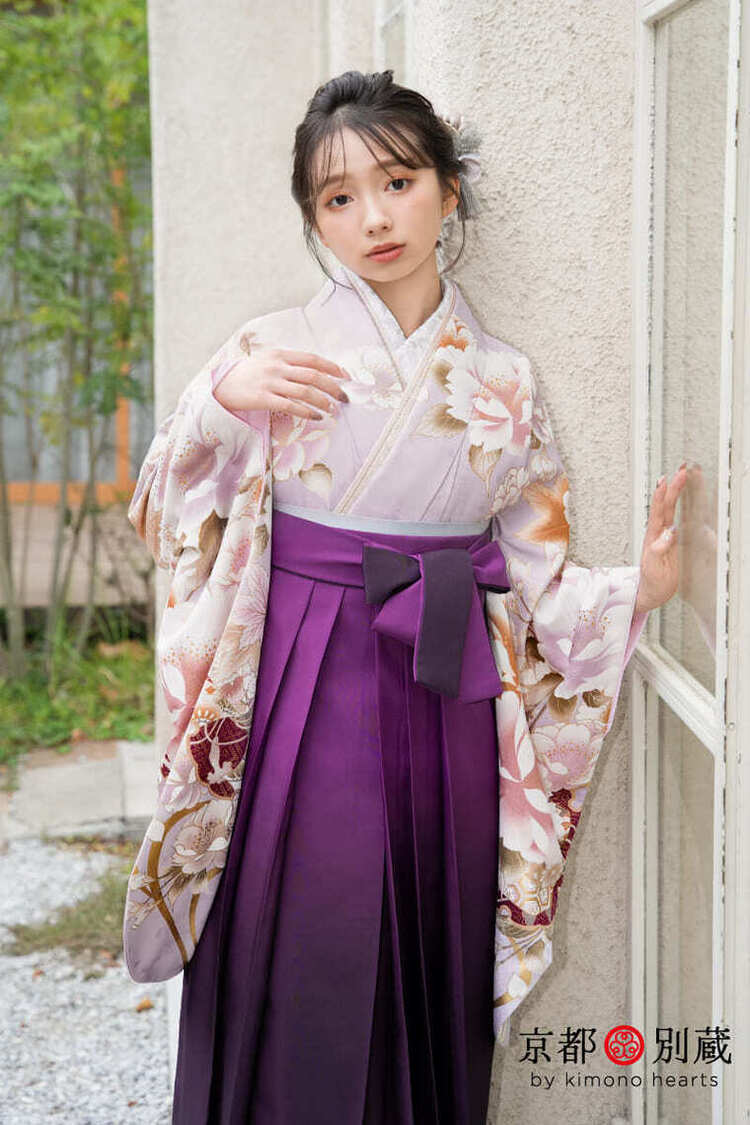 【ハカマ】N-KT2：グラデ紫 花柄＆藤色の二尺袖に上品な紫色の袴 本間愛波 卒業式の袴レンタル 京都 別蔵 横浜 五条 表参道 志染庵