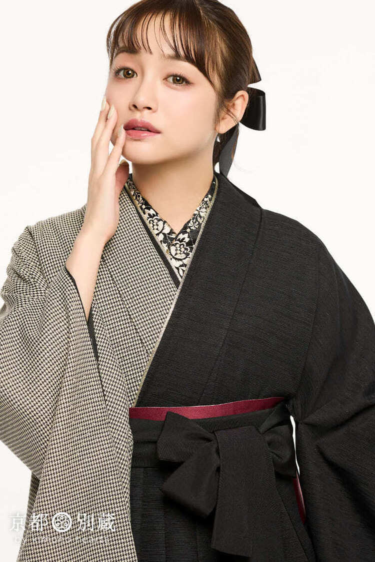 【ハカマ】黒色の無地と千鳥格子の半身仕立て振袖(KH-614)にフリル付きの黒い袴を合わせた卒業式スタイル卒業式の袴レンタル 京都 別蔵 横浜 五条 表参道 志染庵