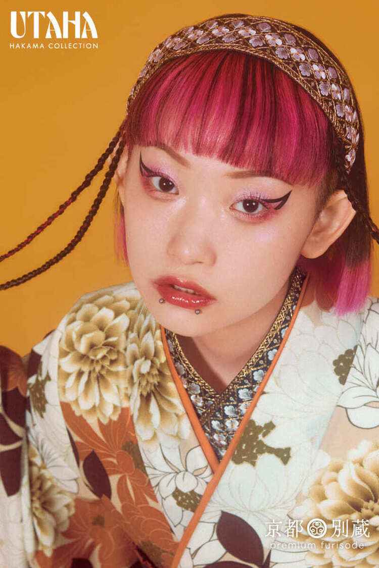 さまざまなタッチで描かれた花柄の二尺袖に、渋い深緑色の袴をコーディネート。京都別蔵　五条別蔵　横浜別蔵　ハカマ　卒業式　