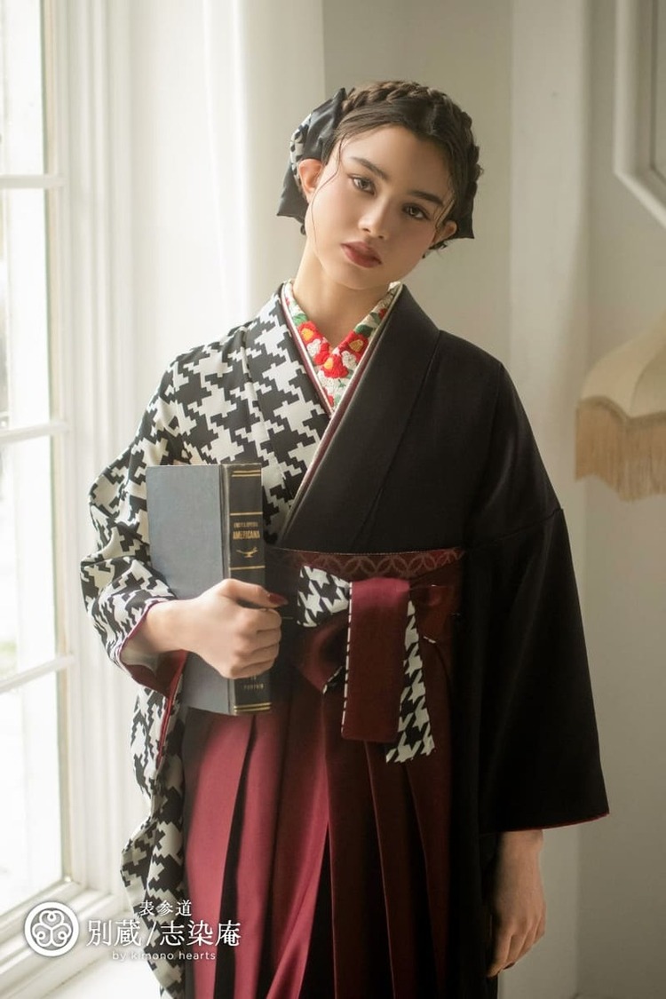 千鳥格子の二尺袖とえんじ色の卒業袴　ブリッジマン遊七着用