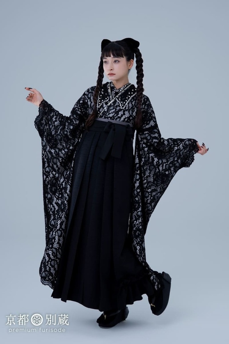 黒の総レースが美しい振袖にシンプルな黒の袴をコーディネート。京都別蔵　五条別蔵　横浜別蔵　ハカマ　卒業式　