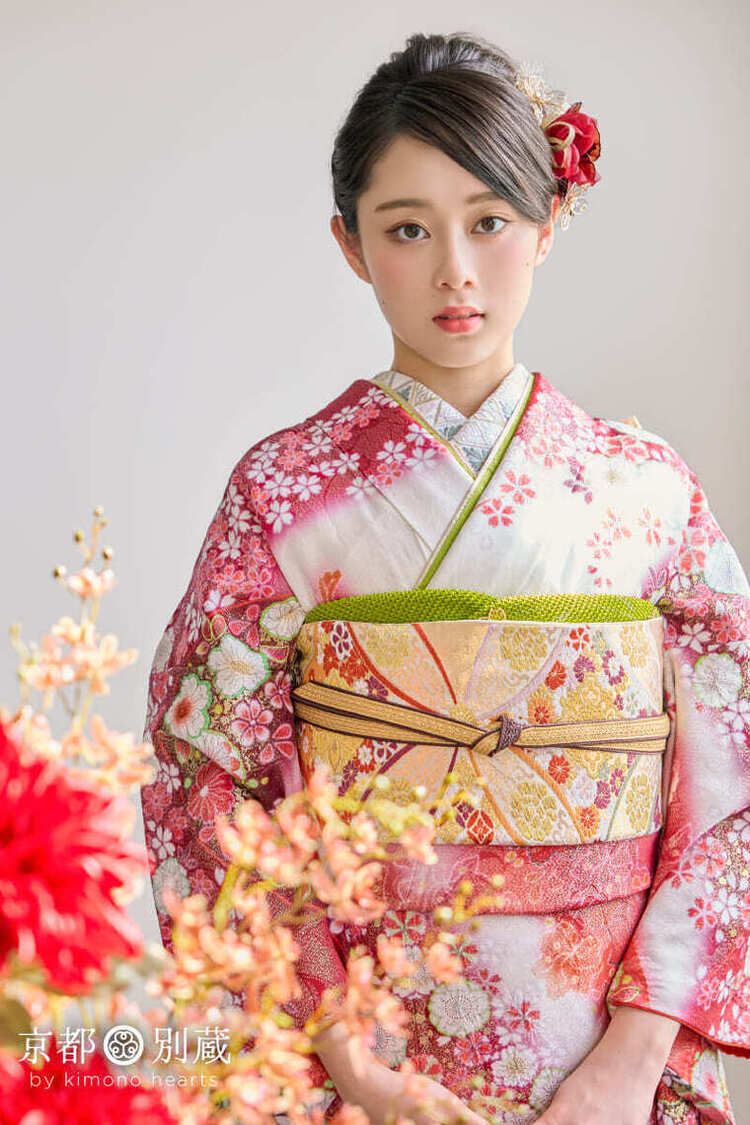 KH-337　佐藤不二子　白　赤　紅白　ピンク　辻が花　絞り染め　桜　花　振袖　成人の日　成人式　京都別蔵　横浜別蔵　表参道志染庵