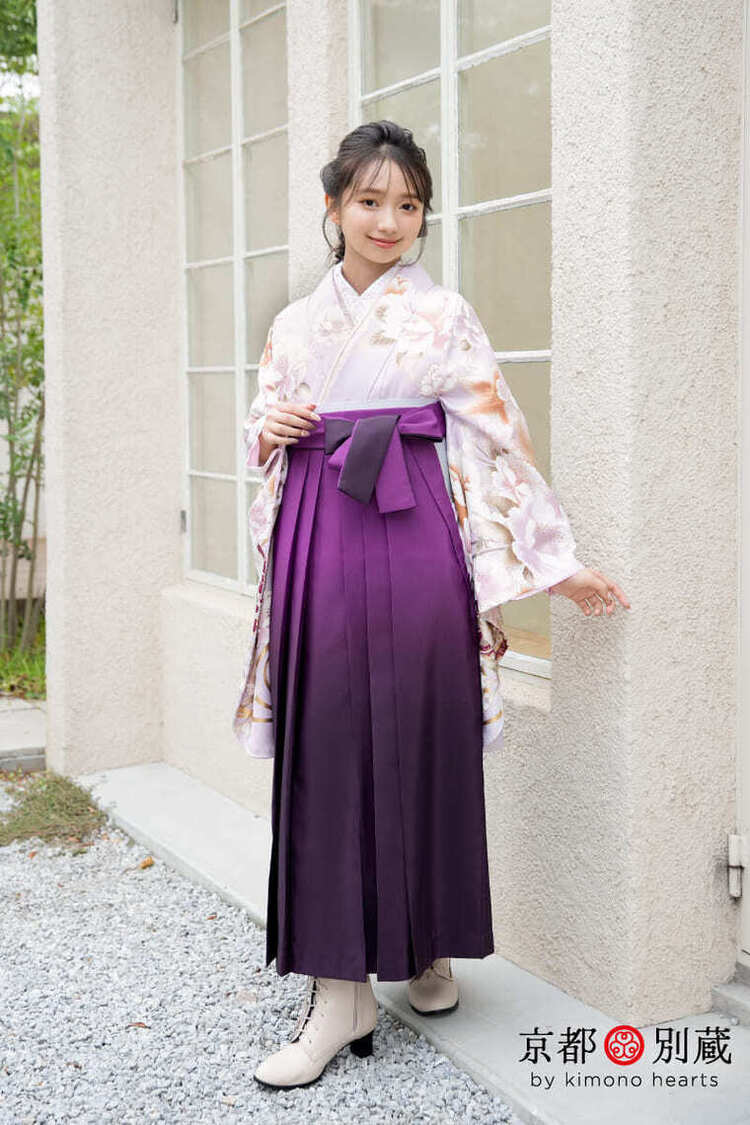 【ハカマ】N-KT2：グラデ紫 花柄＆藤色の二尺袖に上品な紫色の袴 本間愛波 卒業式の袴レンタル 京都 別蔵 横浜 五条 表参道 志染庵