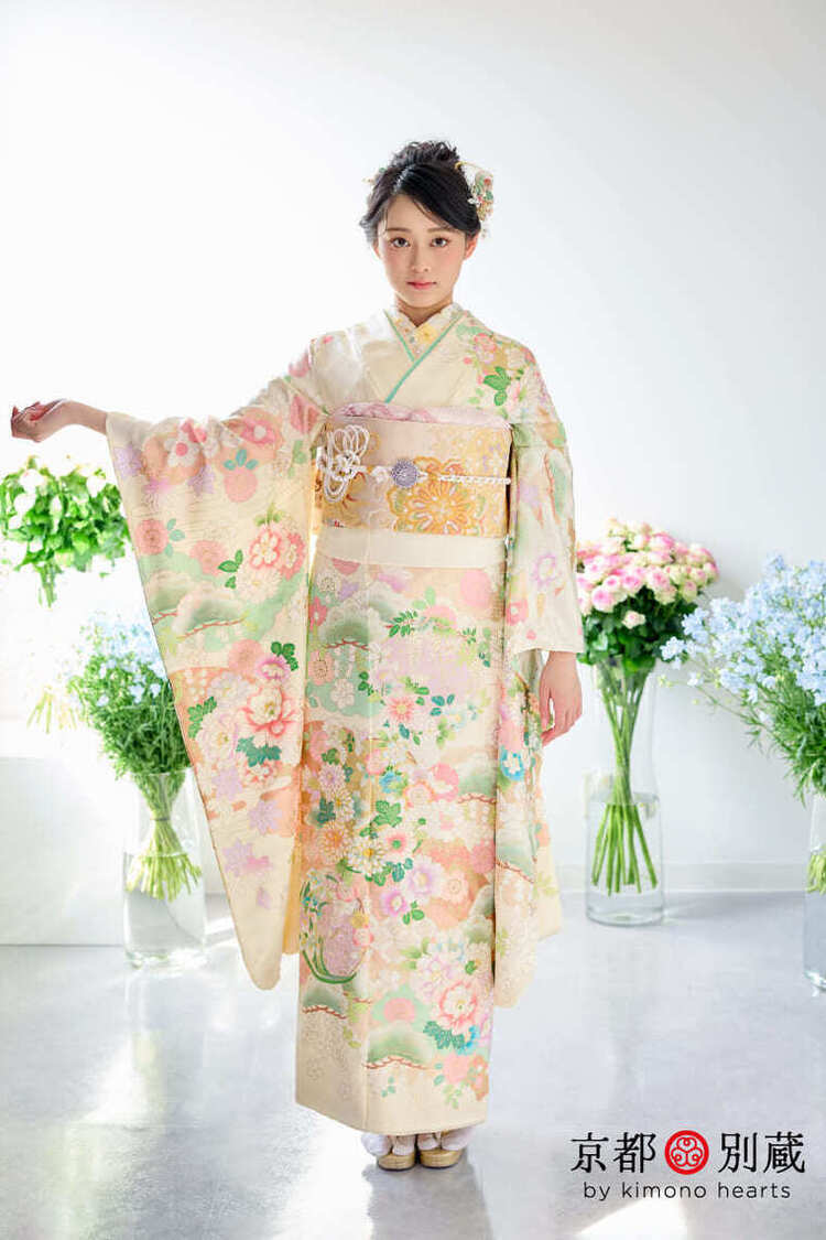 CO-139　佐藤不二子　クリーム色　パステルカラー　菊　桜　松　牡丹　花　振袖　成人の日　成人式　京都別蔵　横浜別蔵　表参道志染庵
