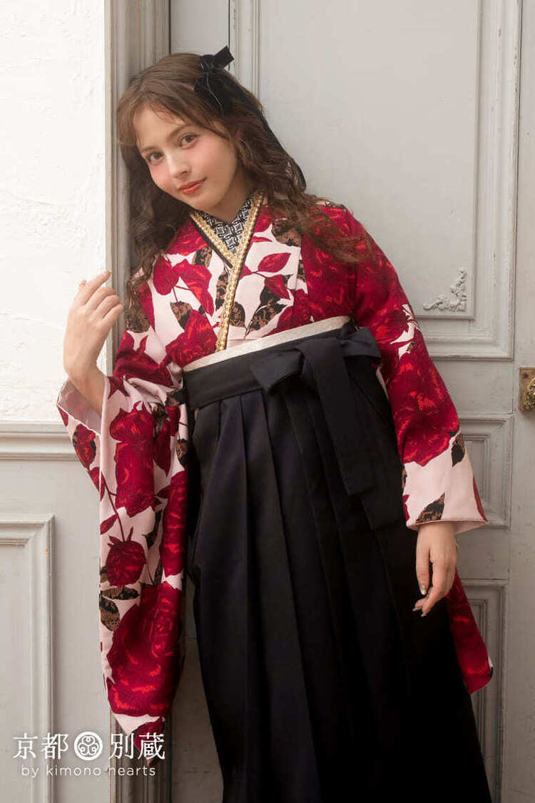 NKH-138：黒袴 薔薇柄・ピンク色の洋風デザインの二尺袖×黒の袴。 加藤ナナ 卒業式の袴レンタル 京都 別蔵 横浜 五条 表参道 志染庵