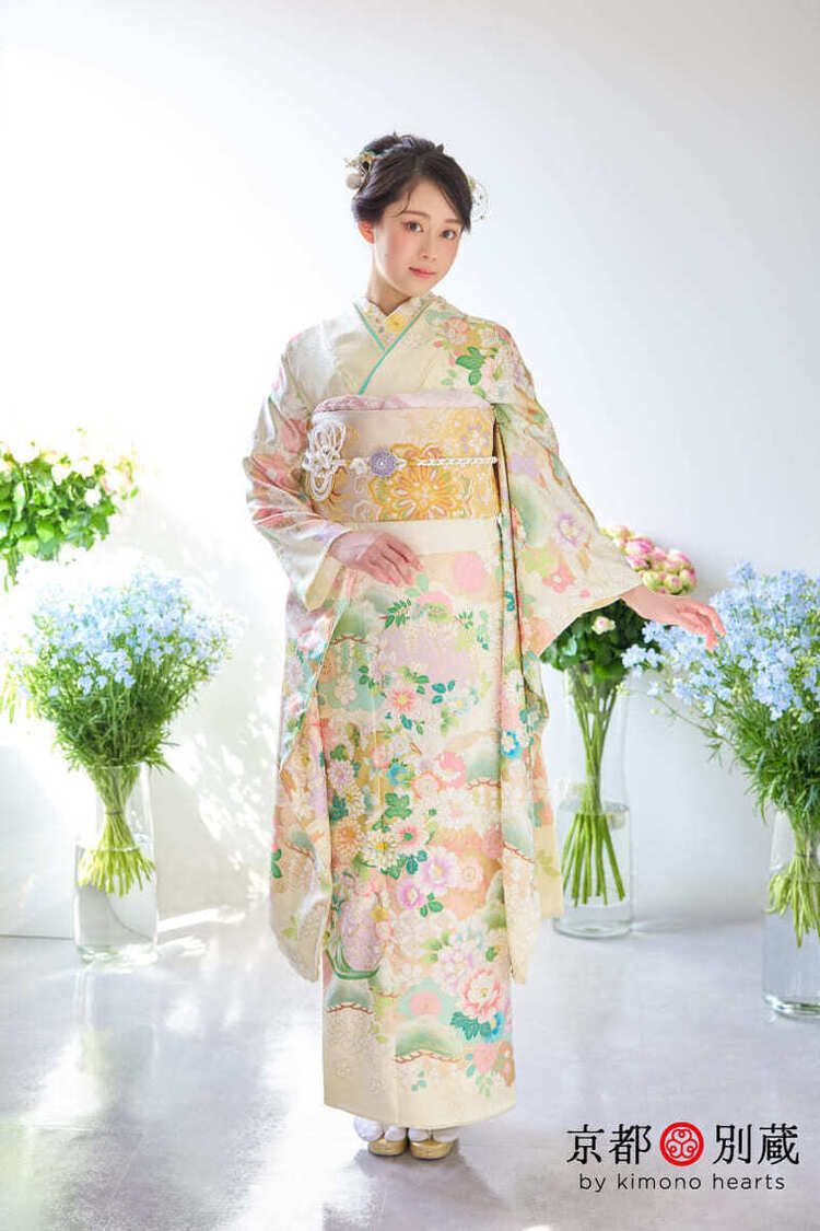CO-139　佐藤不二子　クリーム色　パステルカラー　菊　桜　松　牡丹　花　振袖　成人の日　成人式　京都別蔵　横浜別蔵　表参道志染庵