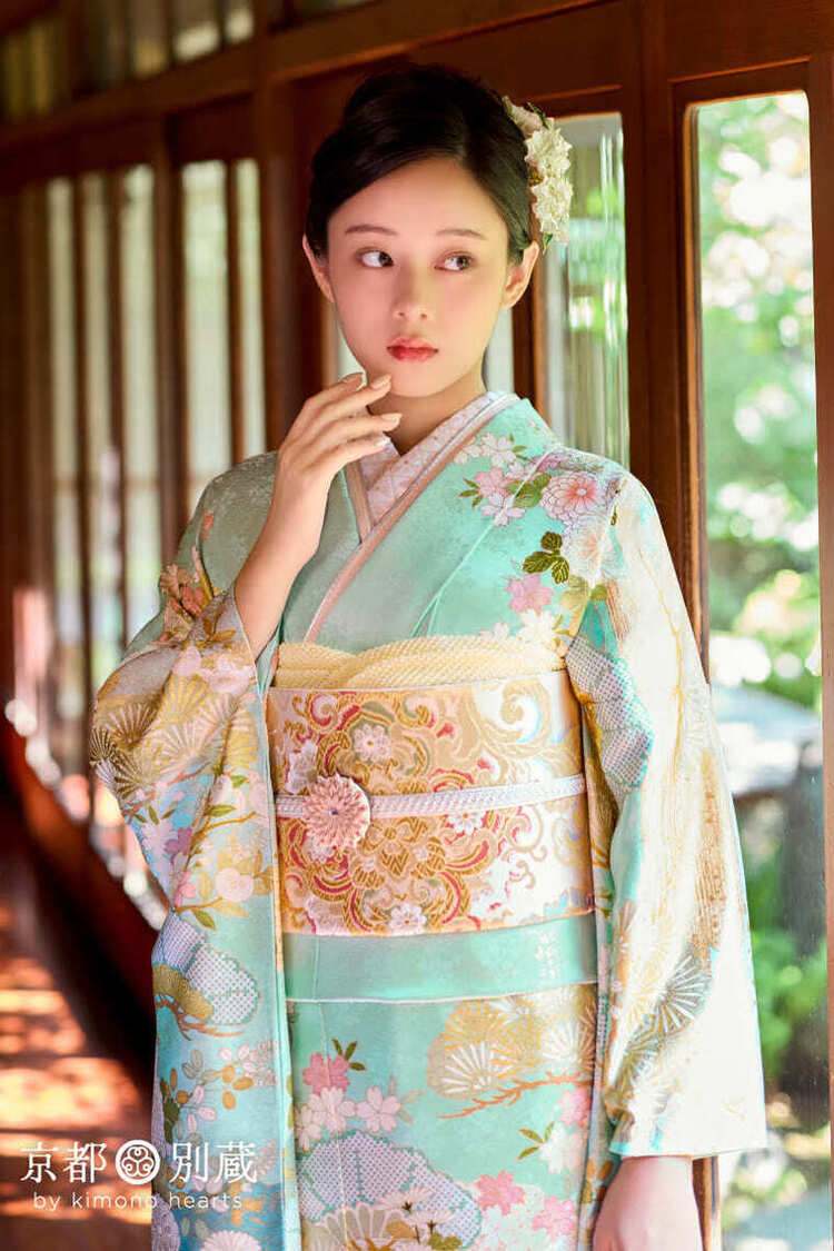 CO-142　佐藤不二子　緑　エメラルドグリーン　パステルグリーン　桜　菊　牡丹　松　花　雲取り　振袖　成人の日　成人式　京都別蔵　横浜別蔵　表参道志染庵