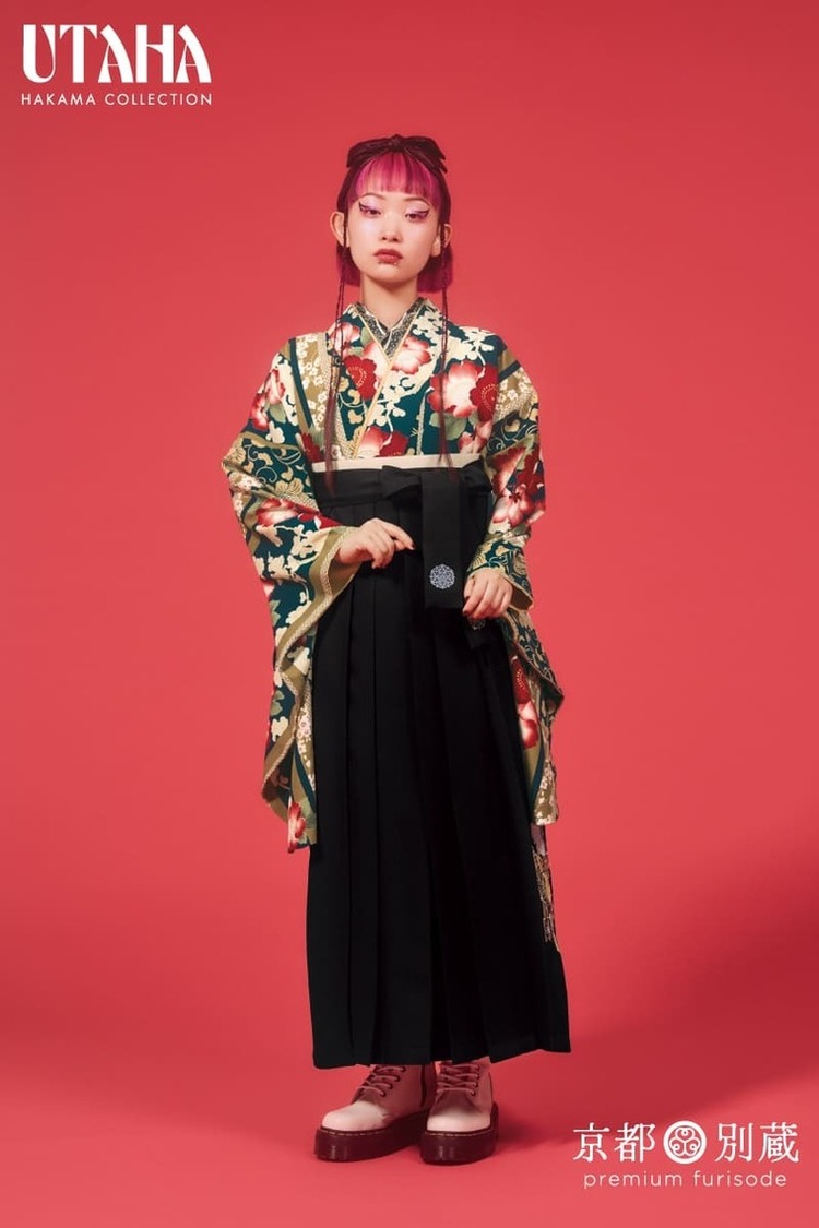 春の花と唐草が描かれたレトロな二尺袖に、黒色の袴をコーディネート。京都別蔵　五条別蔵　横浜別蔵　ハカマ　卒業式　