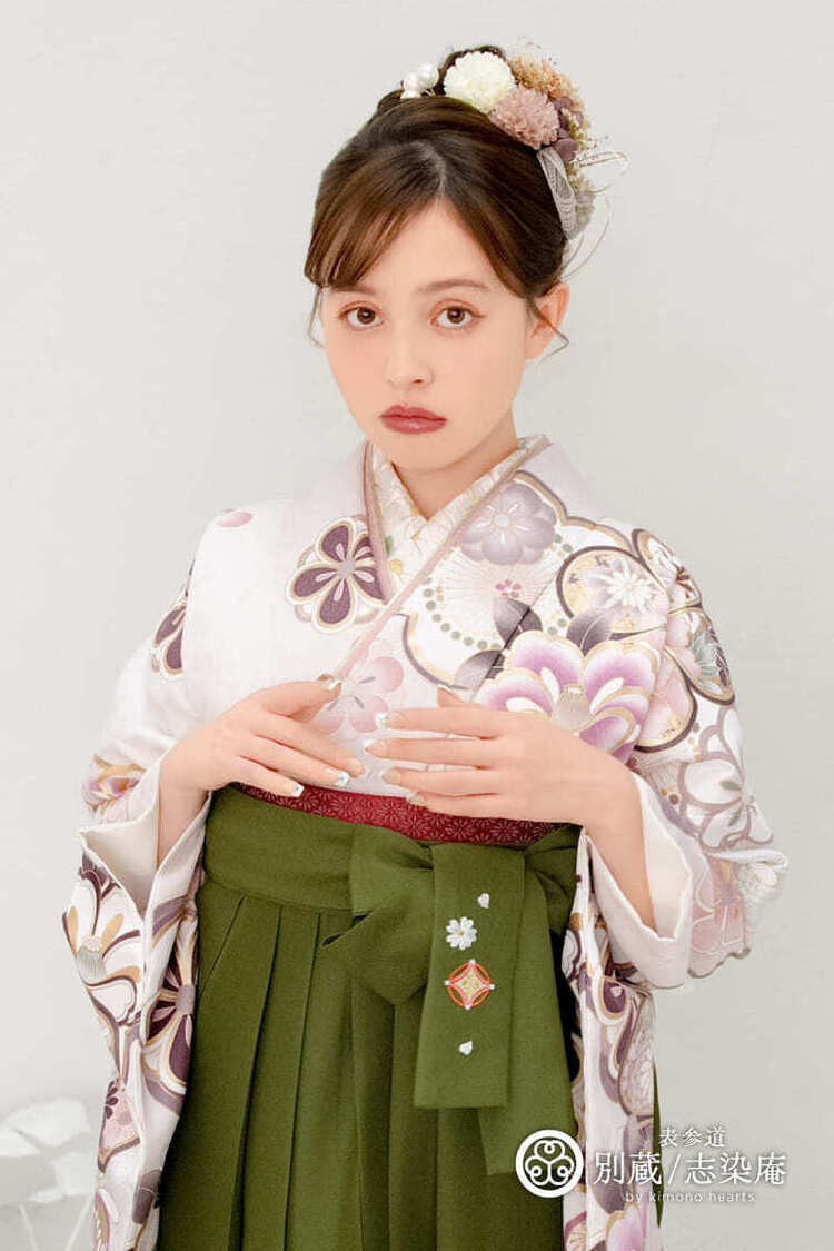 梅柄の白い二尺袖と刺繍入り抹茶色の袴　加藤ナナ【ハカマ】キモノ:N-KT1　ハカマ:抹茶七宝 卒業式の袴レンタル 別蔵  表参道 志染庵